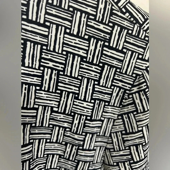 J. McLaughlin Long Sleeve Button Up Collared Black & White Geometric Top Large - Picture 4 of 4